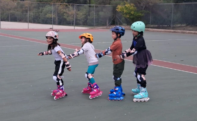 Υπαίθρια ομαδική προπόνηση της Hermes Rollerskate Academy